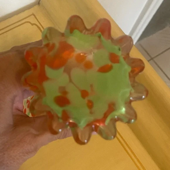 Hand Blown Art Glass Jack In The Pulpit Style Scalloped Vase Red and Green - Picture 11 of 12